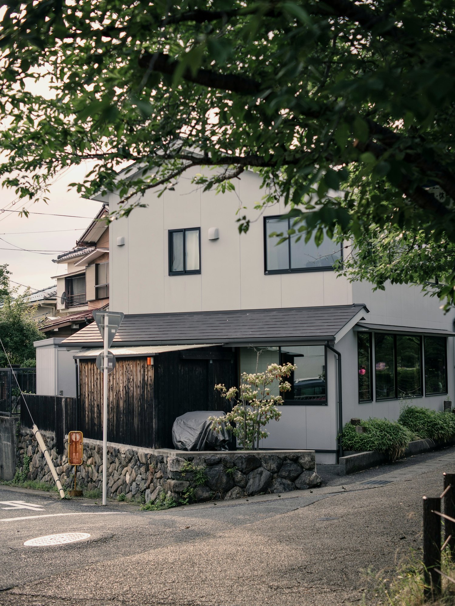 日本の住宅地に建つ淡い外壁の二階建て住宅のイメージ写真