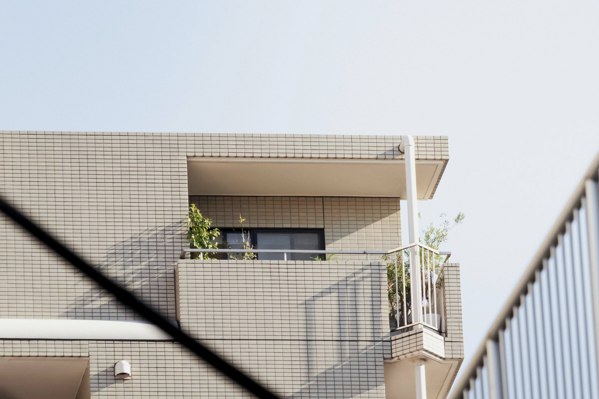 日本の住宅の明るいタイル外壁とバルコニーのイメージ写真
