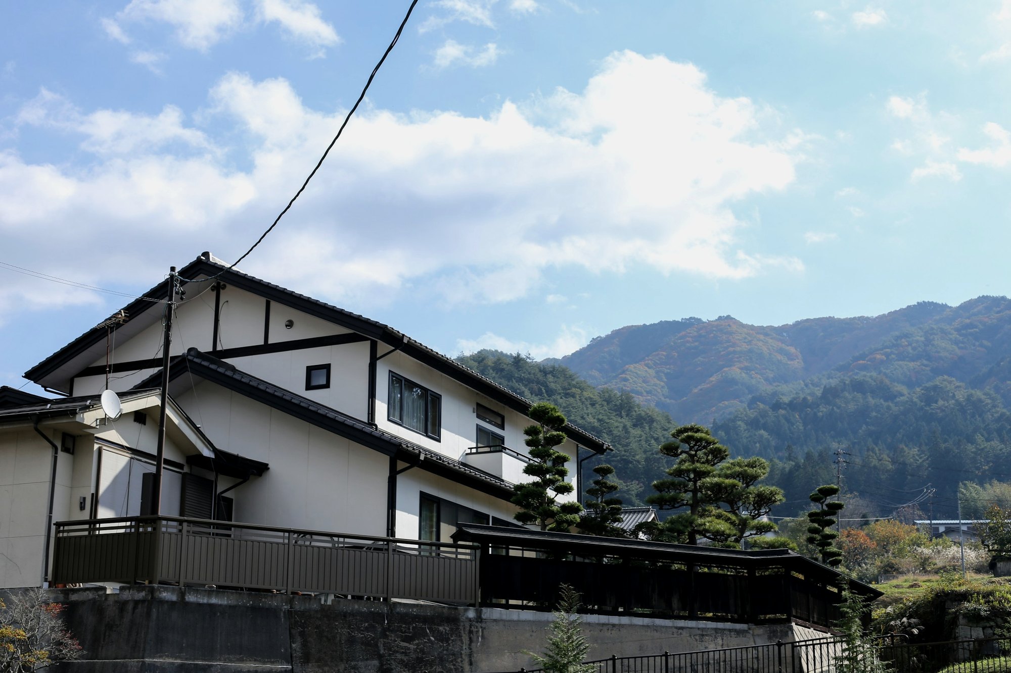 瓦屋根と白い外壁の日本の二階建て住宅のイメージ写真